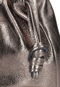 Metalen zilver-bruin trekkoordtas van textured leer, met een gedraaide koordsluiting en gladde accenten. Ronde vorm, reflecterende afwerking.