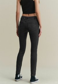 Next Džíny Slim Fit - washed black