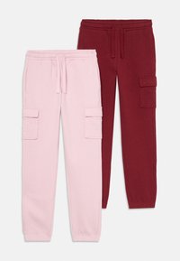To par med joggebukser: en lys rosa med elastisk liv og cargo-lommer, og en burgunder med lignende egenskaper og en glatt tekstur.