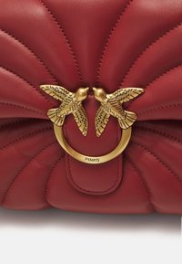 Pinko LOVE PUFF CLASSIC - Soma ar siksnu pāri ķermenim - ocra rosso/antique gold-coloured