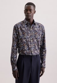 Camicia a maniche lunghe di colore blu scuro con motivo floreale che presenta accenti marroni e azzurri; tessuto leggero, colletto standard e design con bottoni.