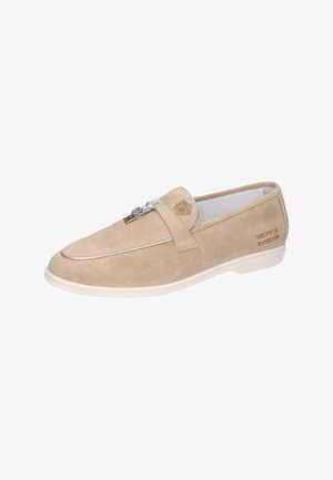 Beige suède loafer met een platte witte zool, zilveren accenten, gedetailleerde stiksels en een geperst logo aan de zijkant. Ronde neus en laag profiel ontwerp.