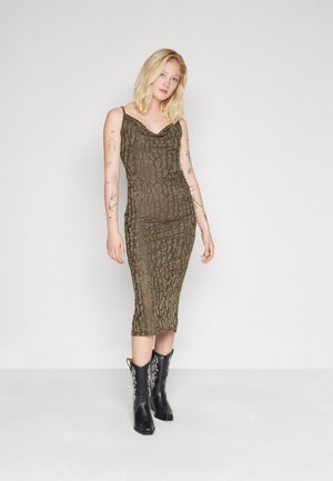 Olive zelené šaty s kapucňou, s priliehavým strihom, textúrovaným vzorom a dĺžkou po pol lýtkach, skombinované s čiernymi západnými členkovými čižmami s dekoračným prešívaním.
