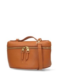 Borsa a mano in pelle cuoio con finitura testurizzata, doppia cerniera e manico superiore. Dispone di una tracolla removibile e logo impresso sulla parte anteriore.