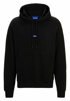 Juodas hoody su priekinia kišene, su raišteliu kapuche ir mėlynu "HUGO" logotipu ant krūtinės. Pagamintas iš minkštos, tekstūruotos medžiagos.