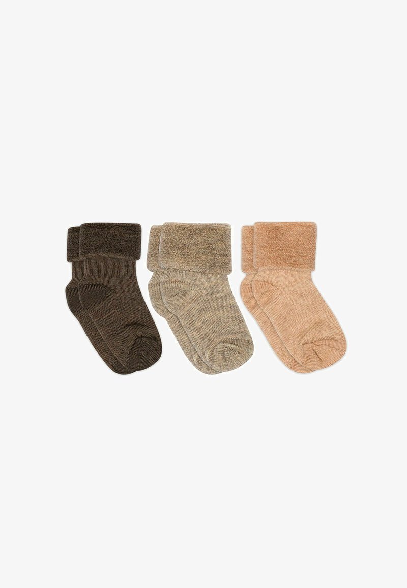 Trois paires de chaussettes courtes à revers plié en marron foncé, beige clair et pêche disposées côte à côte sur un fond blanc.