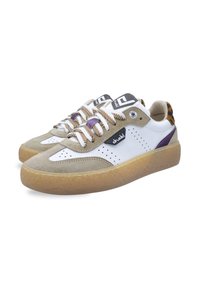 Sneaker basse realizzate in morbida pelle suede beige e pelle bianca, con dettagli viola, lacci marroni a fantasia e suola traslucida in gomma.