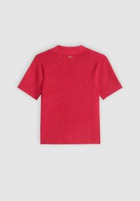 Röd ribbad polo med kort ärm och platt krage. Slät textur och rena linjer, med en liten varumärkesetikett på nackpartiet.