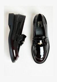 Vybráno, burgundy red