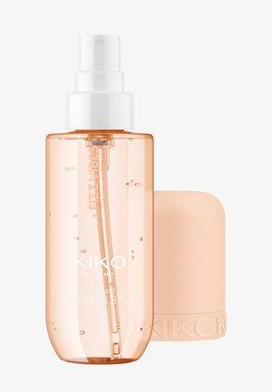 Przezroczysta butelka z rozpylaczem w kolorze brzoskwiniowym z białą dyszą i brzoskwiniową nakrętką, oznakowana KIKO MILANO body mist 100 ml.