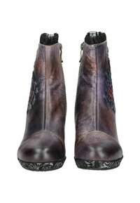 Botas de cuero hasta el tobillo con un acabado texturizado en tonos púrpura y marrón, detalles florales, puntera redonda y cremallera a cada lado. Suela de goma negra.
