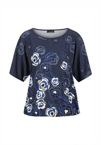 Donkerblauwe bloemenblouse met korte mouwen, voorzien van grote witte en blauwe bloemenpatronen, ronde halslijn en een ontspannen pasvorm.