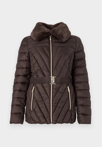 Veste en duvet marron avec un col en fausse fourrure, motif matelassé diagonal, zip doré et ceinture assortie avec une boucle en argent.