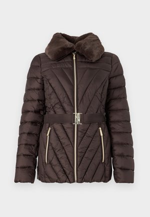 Brun pufferjakke med en faux fur krave, diagonalt quiltet mønster, guld lynlås og matchende taljebælte med en sølvspænde.