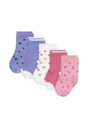 Sechs Paare Kindersocken in Violett, Weiß und Pink, einige mit kleinen Herzmustern, in einer Reihe auf weißem Hintergrund angeordnet.