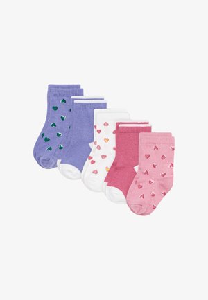 Zes paar kindersokken in paarse, witte en roze kleuren, sommige met kleine hartjespatronen, in een rij op een witte achtergrond gerangschikt.