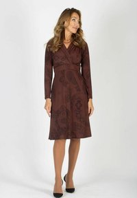 Brązowa sukienka w stylu wrap z długimi rękawami, wzorem paisley, do kolan i dopasowanym talią. Teksturowany materiał z subtelnymi detalami.