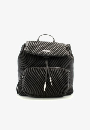 Zaino in tessuto nero intrecciato con superficie testurizzata, chiusura a patta e tasca con zip anteriore. Caratterizzato da accessori in hardware argentato.