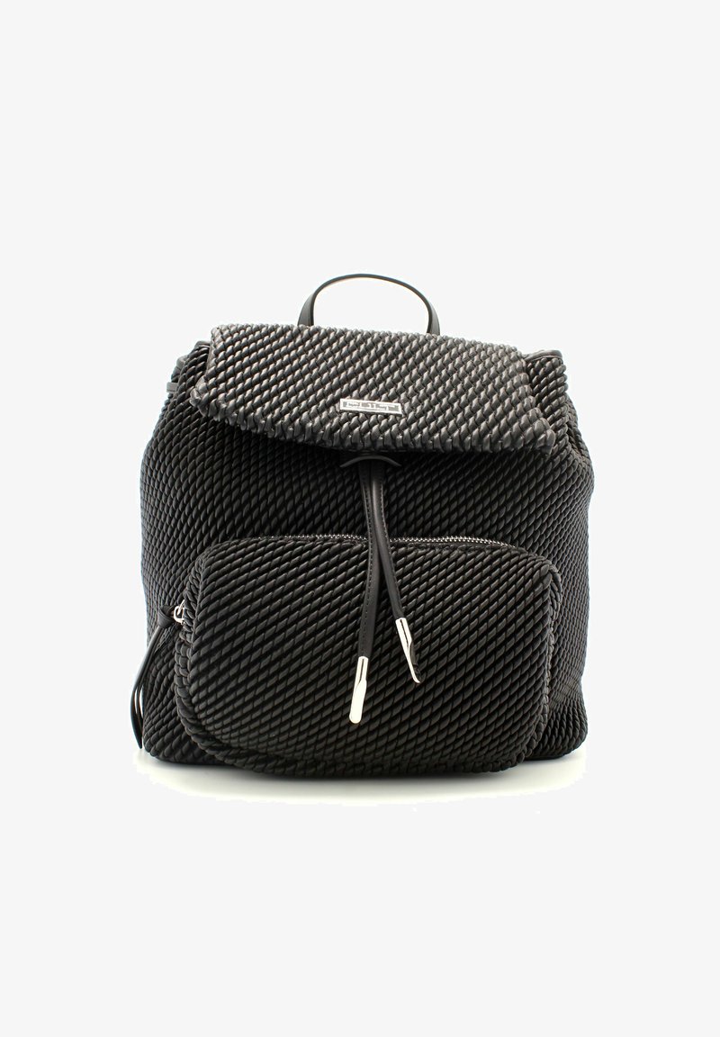 Zaino in tessuto nero intrecciato con superficie testurizzata, chiusura a patta e tasca con zip anteriore. Caratterizzato da accessori in hardware argentato.