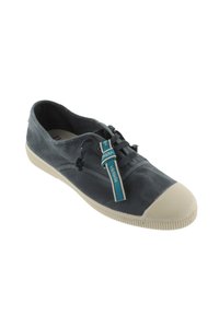 Scarpa in tela grigia scura, con puntale e suola in gomma beige. Lacci fissati con un'etichetta marchiata blu e bianca. Texture uniforme su tutta la superficie.