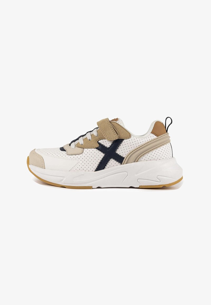 Sneakers med vit perforerad mesh och beige mocka detaljer, med en marinblå X-logotyp, vadderad krage och en gummisula.
