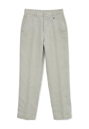 Pantalon droit beige clair avec passants de ceinture, fermeture par bouton, poches latérales et boucle porte-clés à la taille droite.