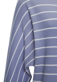 Hellvioletter Pullover aus strukturiertem Stoff mit weißen horizontalen Streifen, in entspannter Passform und sichtbaren Nähten entlang der Kanten.