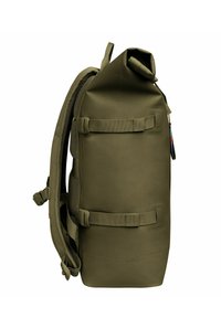Zielono-oliwkowy plecak z rolowanym zamknięciem, wykonany z trwałego materiału. Posiada regulowane ramiączka, siatkową wstawę oraz dwa boczne paski kompresyjne dla zwiększenia stabilności.