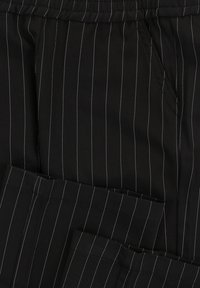 Zwarte broeken met dunne witte streepjes, met een gladde textuur, elastische tailleband en zijzakken.