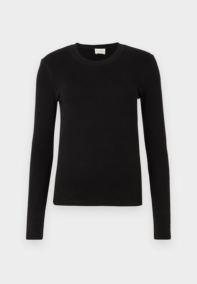 Must have pikka must T-särk, mis on valmistatud pehmest ja siledast kangast. Omab ümmargust kaelust ja seetükki istuvat lõiget, ilma nähtavate musterite või aktsentideta.