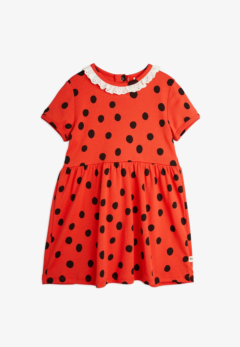 Vestido rojo con lunas negras, mangas cortas y un cuello de encaje blanco. Diseño acampanado con cintura y dobladillo fruncidos. Tejido suave.