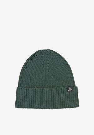 Groene gebreide muts met geribbelde boord, met een textuurpatroon bovenop en een klein logoplaatje aan de zijkant. Zacht, rekbaar materiaal.