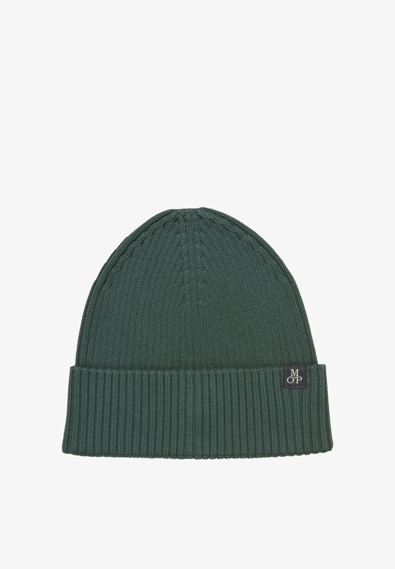 Zielona dzianinowa czapka z prążkowanym mankietem, z fakturą na górze i małą naszywką z logo z boku. Miękki, elastyczny materiał.