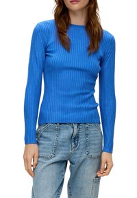 Rippestrickpullover mit langen Ärmeln in kräftigem Blau, mit Rundhalsausschnitt. Kombiniert mit hellblauen Jeans im lässigen Schnitt.