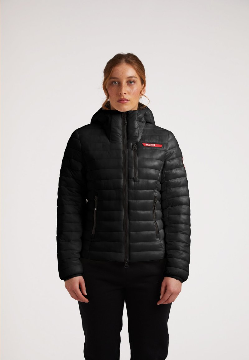 Giubbino nero imbottito con cappuccio, chiusura frontale con zip, texture trapuntata e logo rosso "JACKIT". Presenta zip a contrasto e tasche laterali.