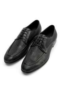 Scarpe da uomo nere stringate con un motivo tessuto a trama sulla parte superiore, dettagli in pelle e suole lisce; design tradizionale con tocchi moderni.