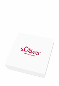 Weißer quadratischer Kasten mit dem s.Oliver-Logo inrot und dem Text "FASHION FOR LIFE" darunter. Einfaches Design, matte Oberfläche.