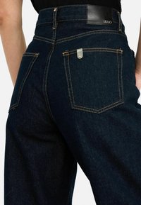 LIU JO HIGH-RISE CROPPED - Laisvo kirpimo džinsai - dark blue