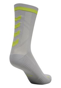 Calza sportiva grigia con un design testurizzato e dettagli gialli vivaci. Presenta un bordo a costine e un tallone rinforzato per una maggiore durevolezza.