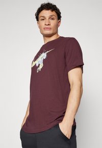 Nike Performance TEE SLUB - Camiseta deportiva - burgundy crush