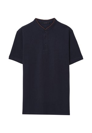 Polo-shirt marine avec un col à contraste, à manches courtes et patte de boutonnage à trois boutons. Fabriqué en tissu de coton doux.