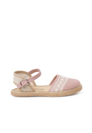 Różowo-beżowa płaska sandałka z odkrytym tyłem, ozdobiona koronką na palcach, z regulowanym paskiem wokół kostki i plecioną podeszwą z juty.
