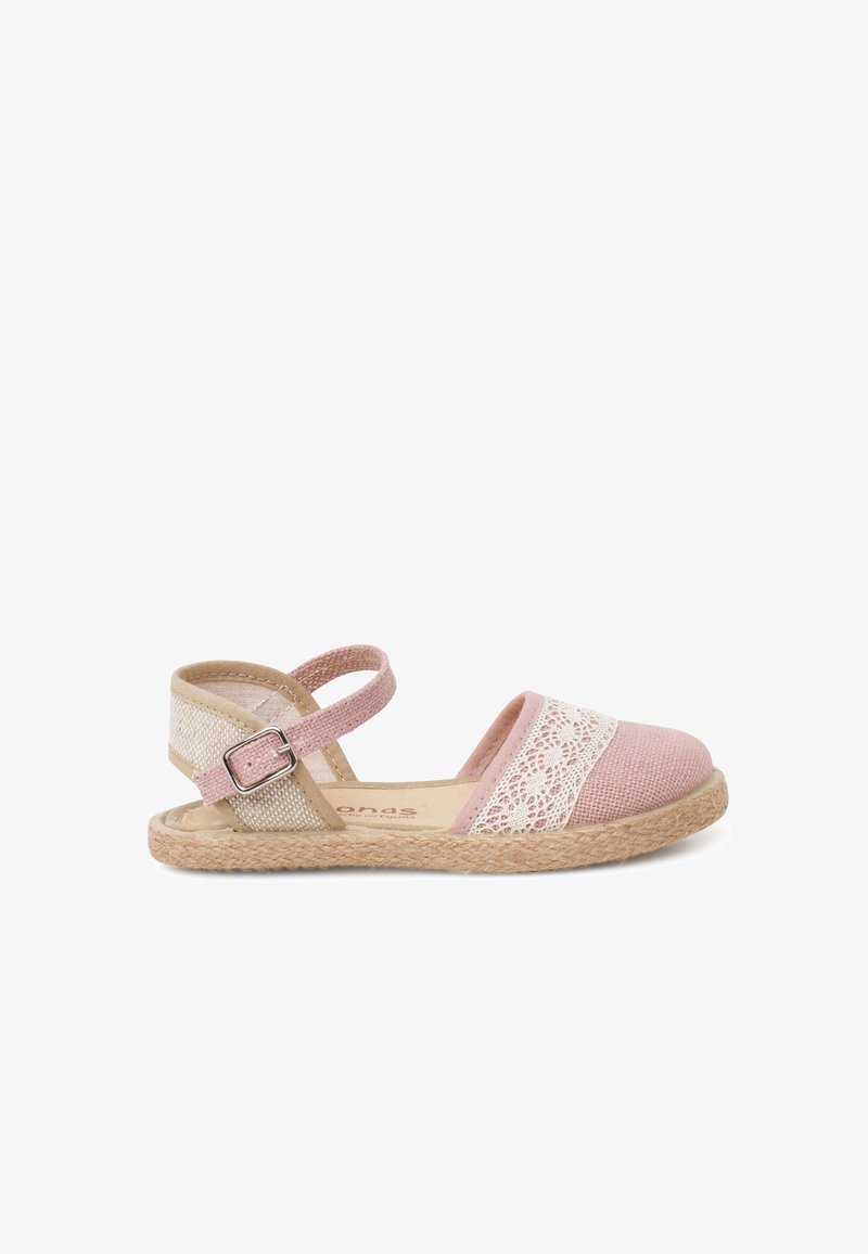 Sandale plate rose et beige à dos ouvert avec détail en dentelle sur l'orteil, bride de cheville réglable et semelle en jute tressée.