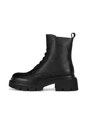Schwarze Leder-Stiefeletten mit dicker, robuster Sohle, rundem Zeh, Schnürdesign und einer Lasche an der Ferse für einfaches Anziehen.
