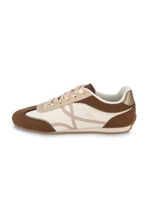 Bruine en beige sportschoen met mesh bovenwerk, suède accenten, een afgeronde neus, contrasterende stiksels en een gestructureerde rubberen zool.