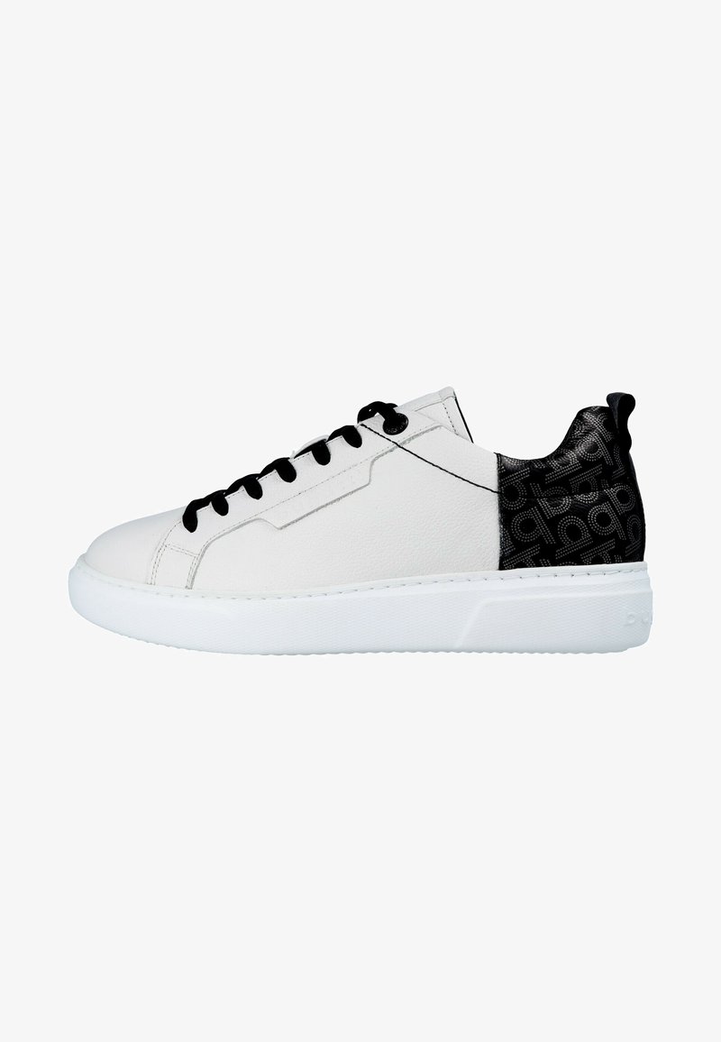 Baskets blanches basses avec des lacets noirs et un talon noir à motif, présentées de profil sur fond blanc.