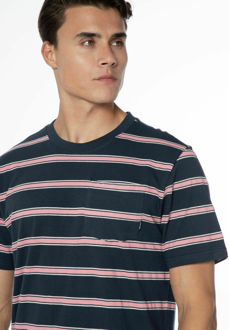 Herren T-Shirts basic | Protest PRTTAUFEEQ T-Shirt print night skyblue/dunkelblau - WD46133 Herren T-Shirts basic | Protest PRTTAUFEEQ T-Shirt print night skyblue/dunkelblau - WD46133