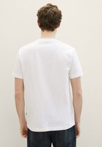 TOM TAILOR MIT DETAIL - Camiseta estampada - white