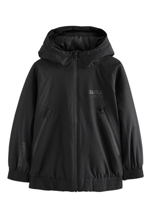 Czarna kurtka z kapturem, zamkiem z przodu, zamykanymi na zamek kieszeniami bocznymi, elastycznymi mankietami i dołem oraz subtelnymi napisami „SUB.5” i „SUBSCRIBE”.