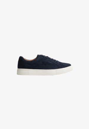 Marineblauwe suède sneakers met een witte rubberen zool, met een slank ontwerp, ronde neus en platte veters. Minimalistische uitstraling zonder patronen.